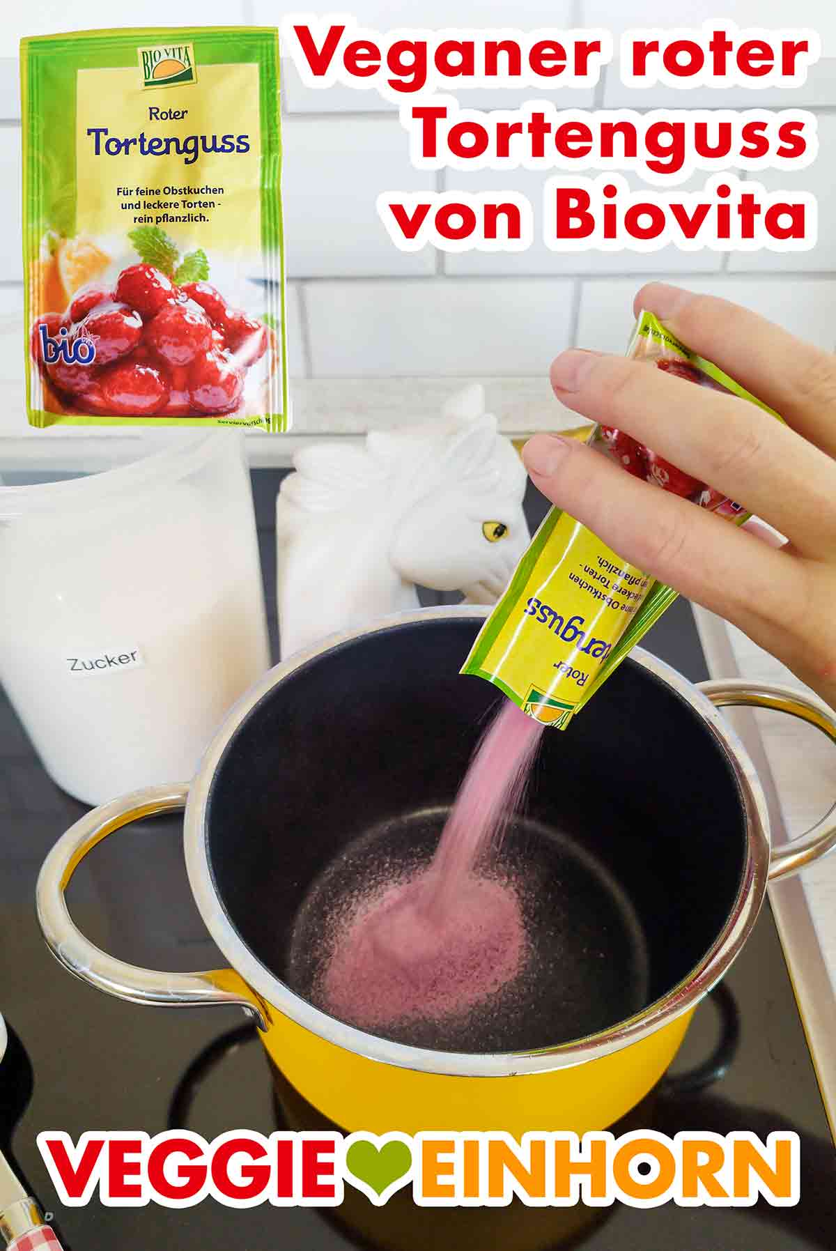 Ich gebe das rote Tortenguss Pulver mit Agar-Agar in einen kleinen Topf. Der Biovita Rote Tortenguss wird in einen Topf gegeben.
