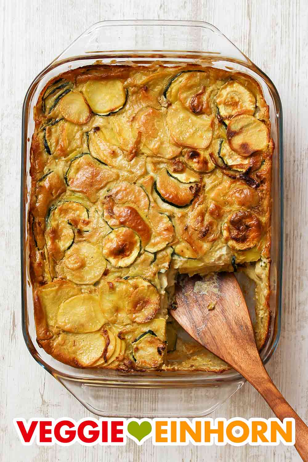 Der vegane Kartoffel Zucchini Auflauf ist sehr beliebt. Auflaufform mit veganem Kartoffel Zucchini Auflauf