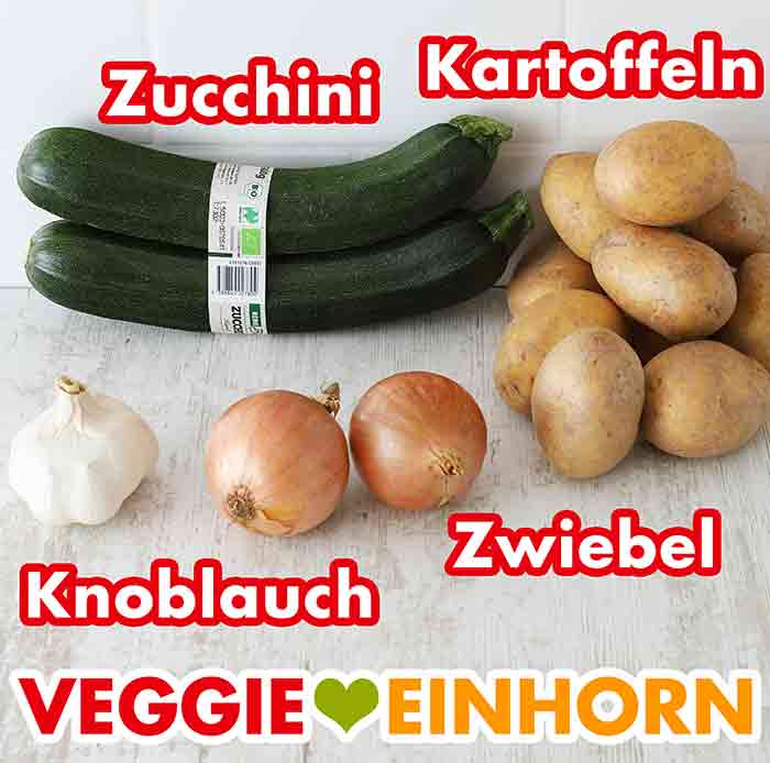 Gemüse für den veganen Kartoffel Zucchini Auflauf Zucchini, Kartoffeln, Knoblauch, Zwiebel