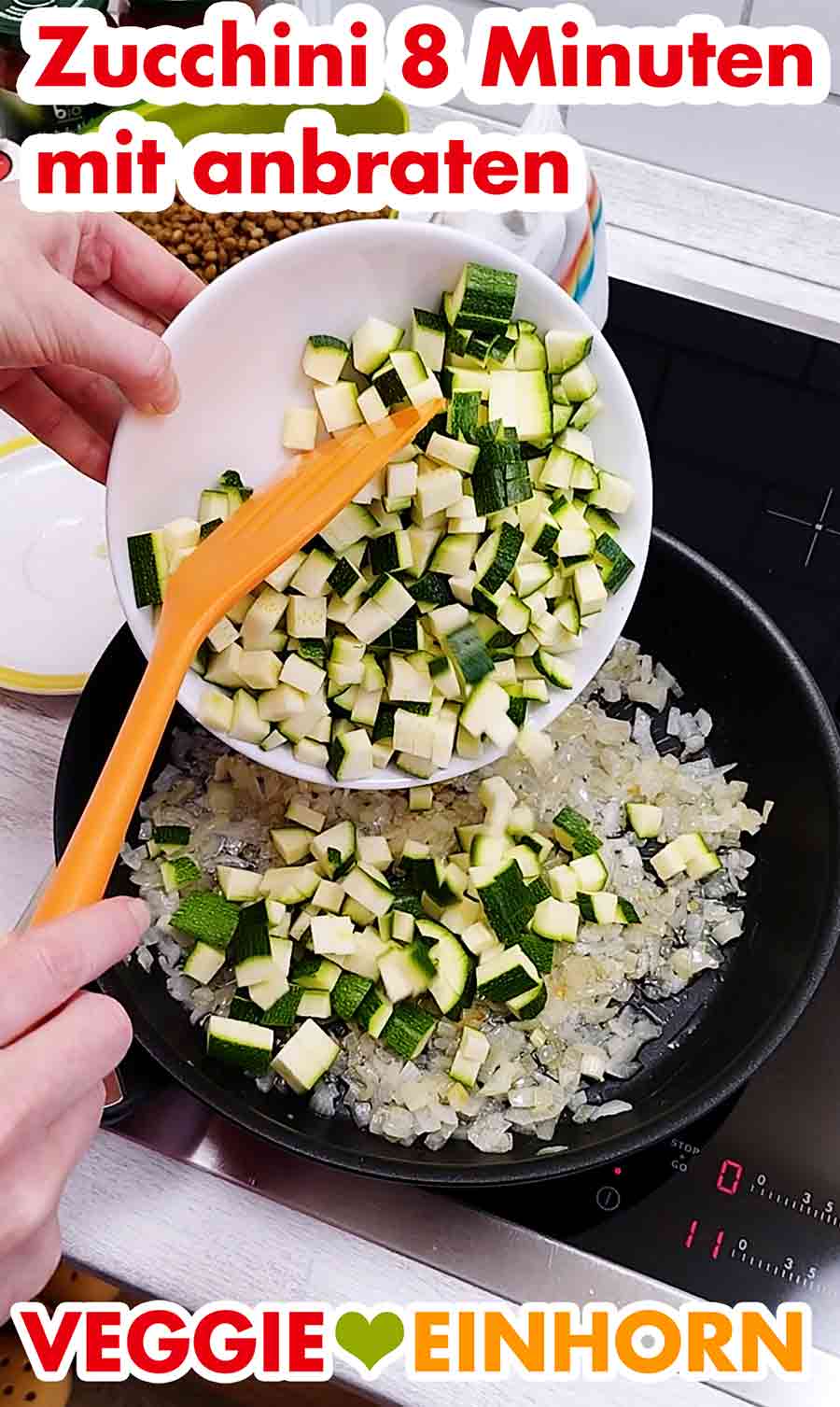 Die Zucchini zufügen und weitere 8 Minuten braten. Zucchiniwürfel werden mit den Zwiebeln angebraten