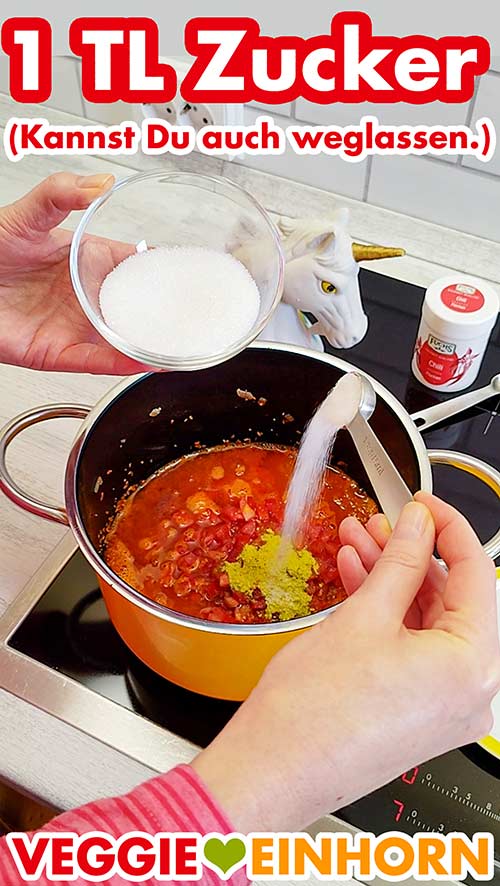 Der Zucker verbessert das Aroma der Tomaten. Du kannst den Zucker auch einfach weglassen. Ein Teelöffel Zucker wird zum Tomaten Bulgur gegeben