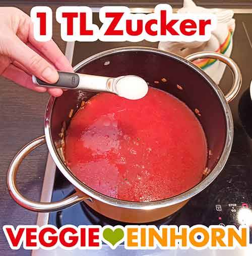 Einen Teelöffel Zucker zufügen. Du kannst den Zucker auch weglassen. Ein Teelöffel Zucker für die Tomatensuppe mit Reis