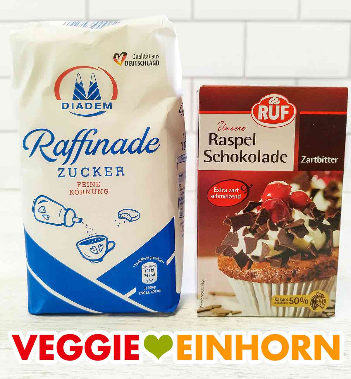 Zucker, RUF Unsere Raspelschokolade Zartbitter Eine Packung Zucker und eine Packung vegane Raspelschokolade