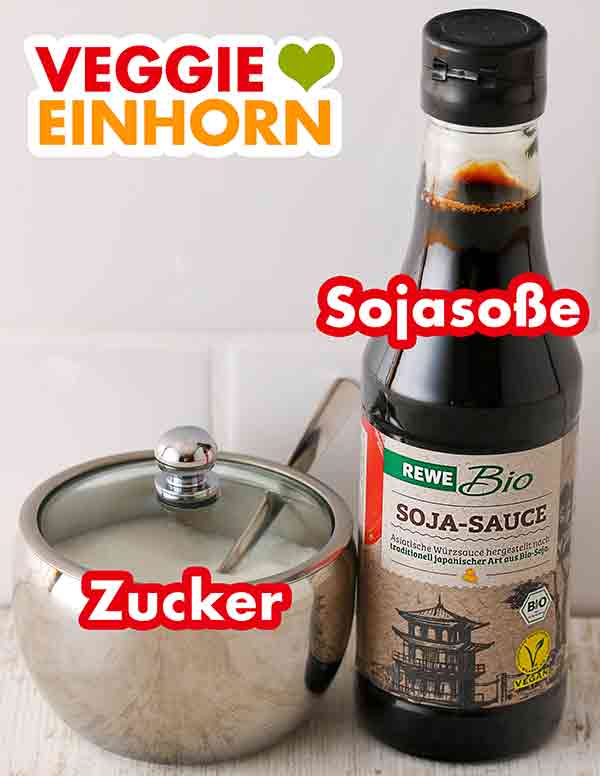 Zucker und Sojasauce von Rewe Bio Eine Zuckerdose und eine Flasche Sojasoße