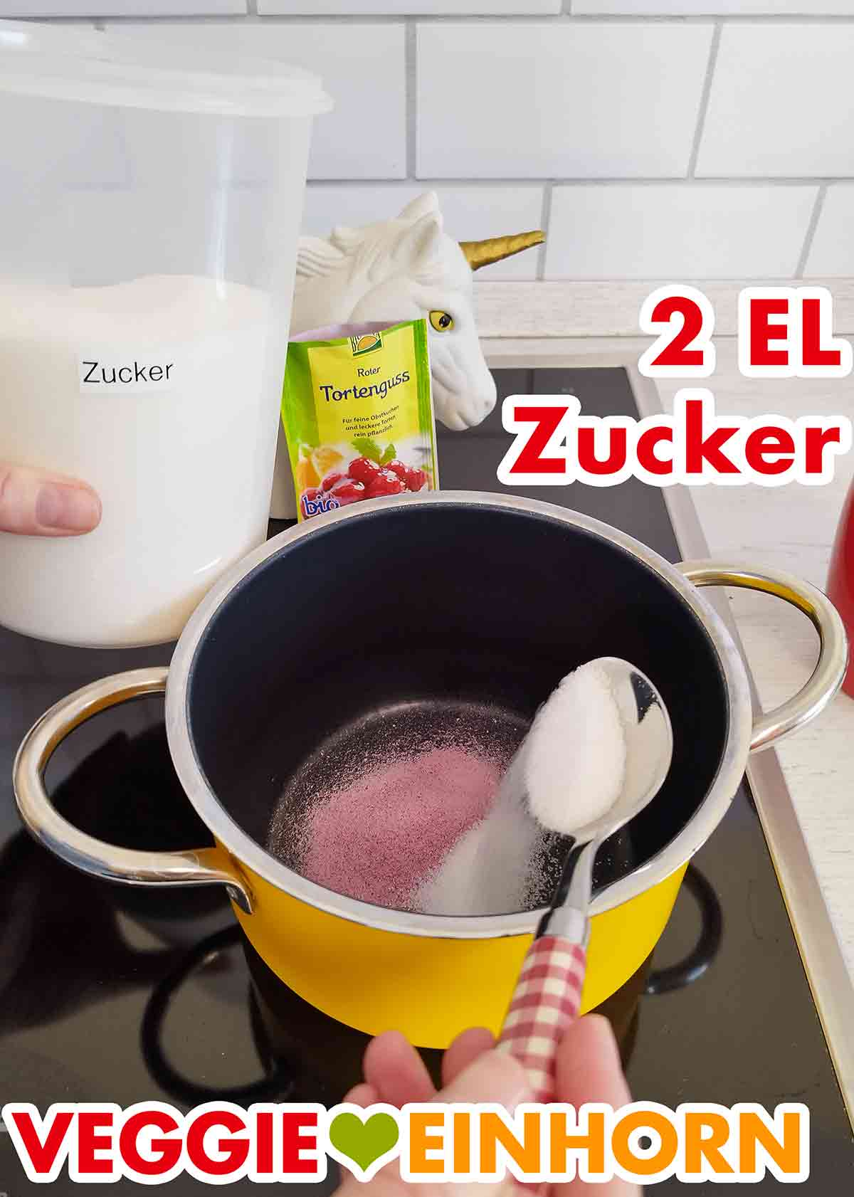 Zwei Esslöffel Zucker werden in den Topf zugefügt. Hinzufügen von 2 Esslöffeln Zucker