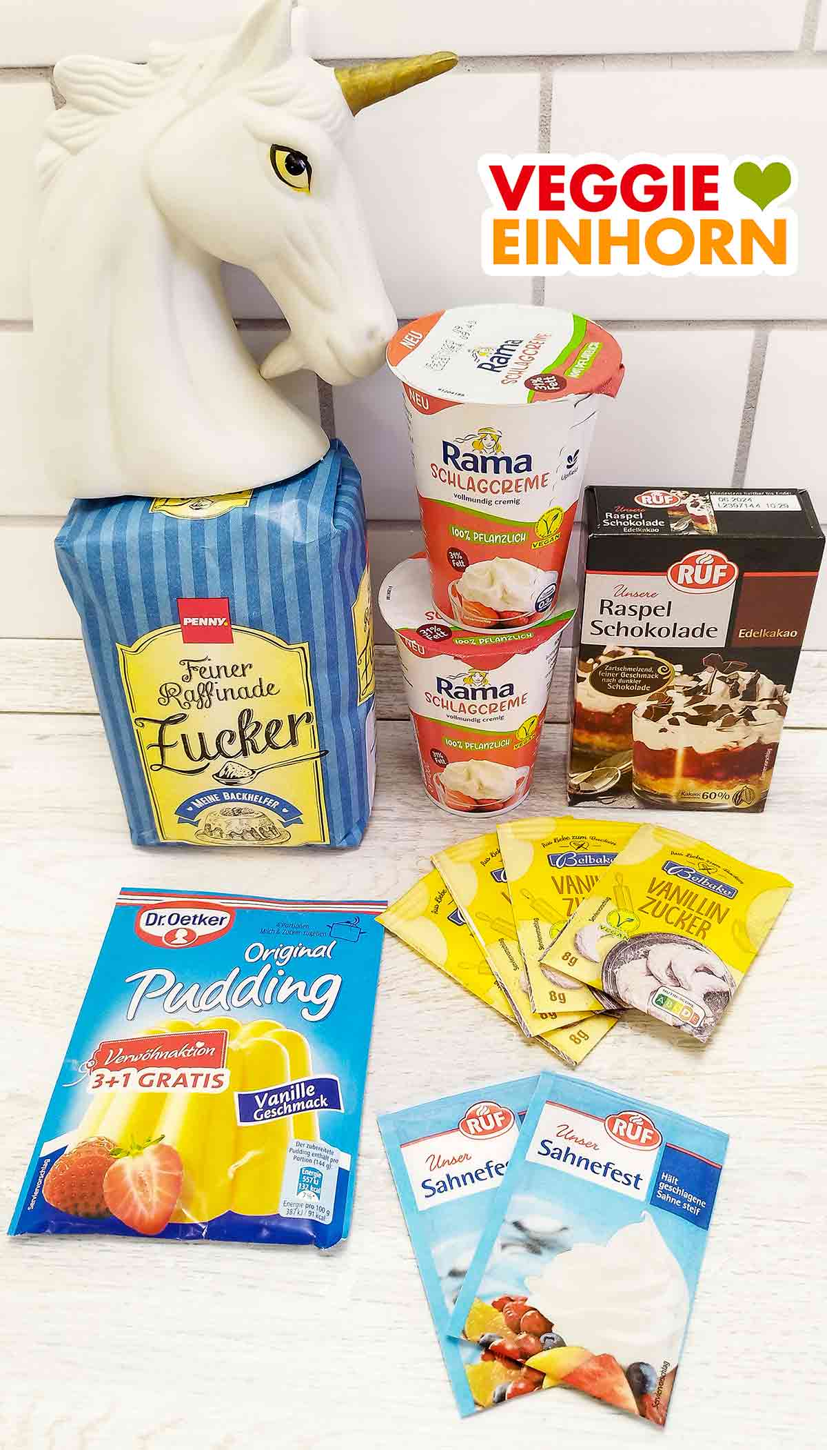 Zucker, vegane Schlagsahne, vegane Schokoraspeln, Vanillepuddingpulver, Vanillezucker, Sahnesteif