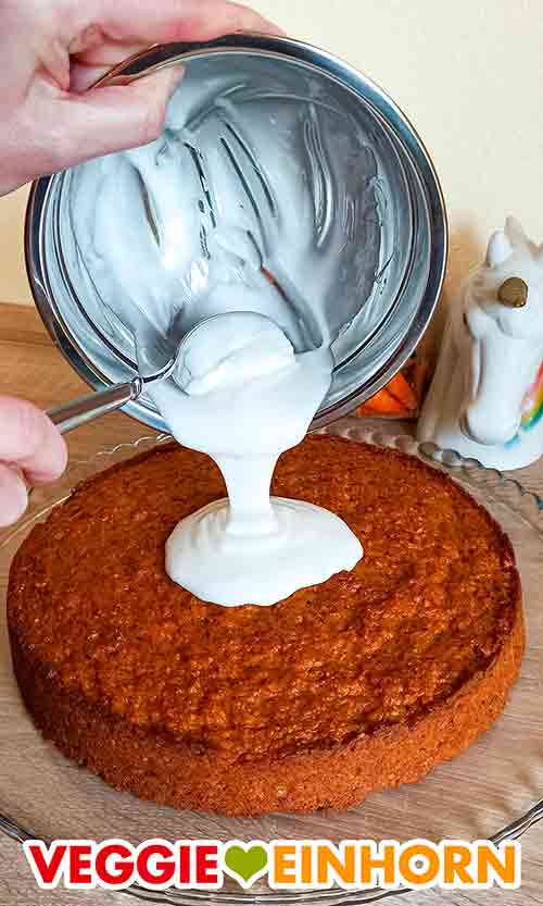 Der Karottenkuchen bekommt eine Glasur. Zuckerguss wird auf den Karottenkuchen gegossen