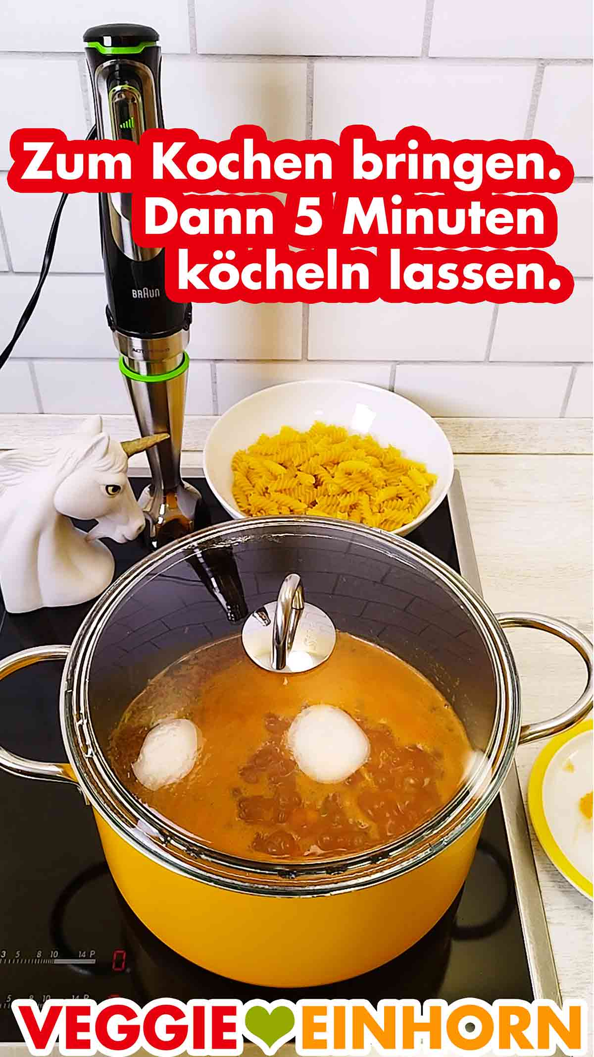 5 Minuten mit Deckel bei kleiner Hitze köcheln lassen. Die Zutaten für Pasta e Fagioli kochen im Topf mit Deckel
