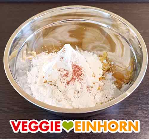 Zutaten für den Knödelteig Alle Zutaten für die Kartoffelknödel in einer Schüssel