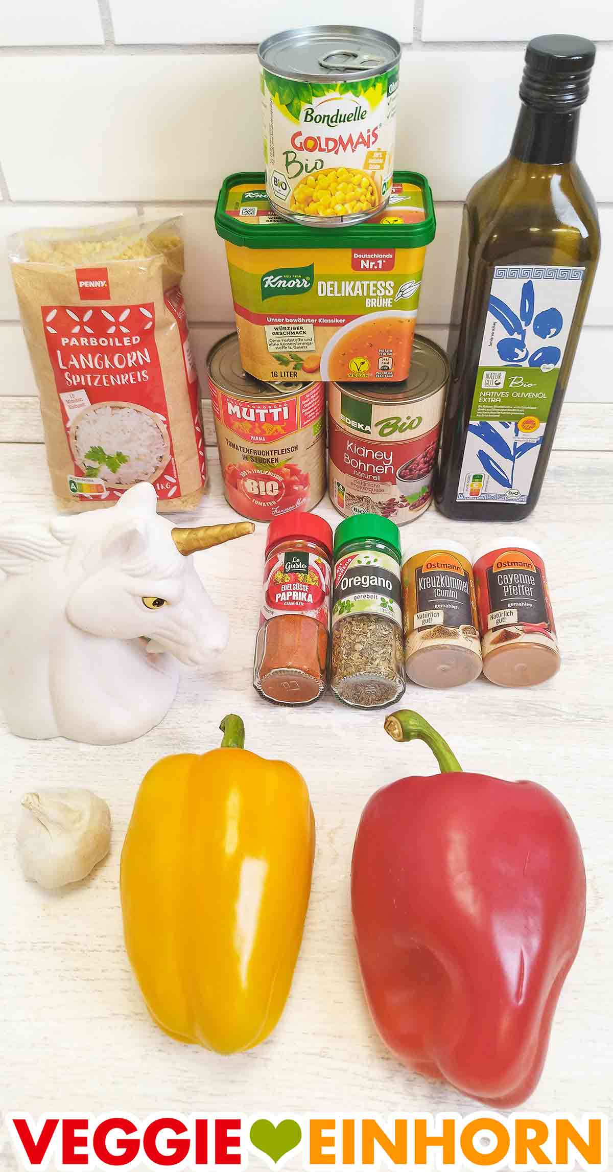 Penny Parboiled Langkorn Spitzenreis, Bonduelle Goldmais Bio, Knorr Delikatess Brühe, Mutti Tomatenfruchtfleisch in Stücken, Edeka Bio Kidney Bohnen naturell, Penny Naturgut Bio Olivenöl, Aldi Le Gusto Edelsüße Paprika gemahlen, Gut und Günstig Oregano gerebelt, Ostmann Kreuzkümmel, Cayennepfeffer, Knoblauchknolle, Paprikaschoten Verwendete Zutaten für One Pot Reis mit Bohnen, Mais und Paprika