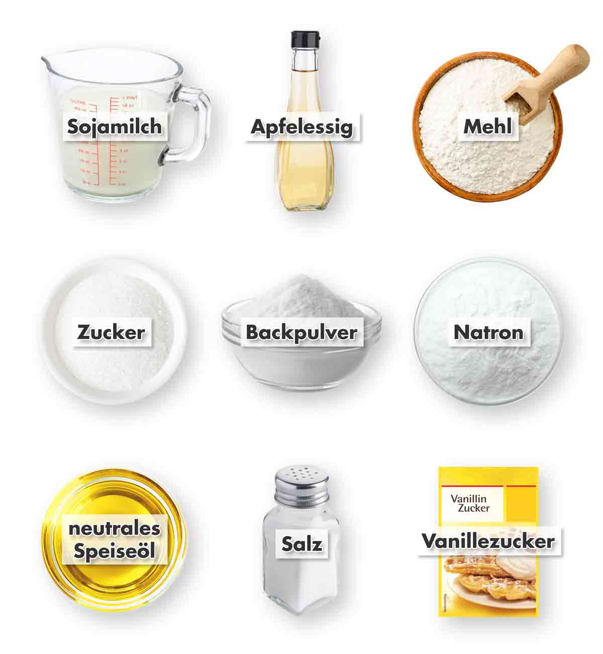Zutaten für vegane Muffins: Sojamilch in einem Messbecher, Apfelessig in einer Flasche, Mehl in einer Holzschale mit Löffel, Zucker in einer Schale, Backpulver in einer Schüssel, Natron in einer Schüssel, neutrales Speiseöl in einem Glasbehälter, Salz in einem Salzstreuer, Vanillezucker in einer Verpackung.
