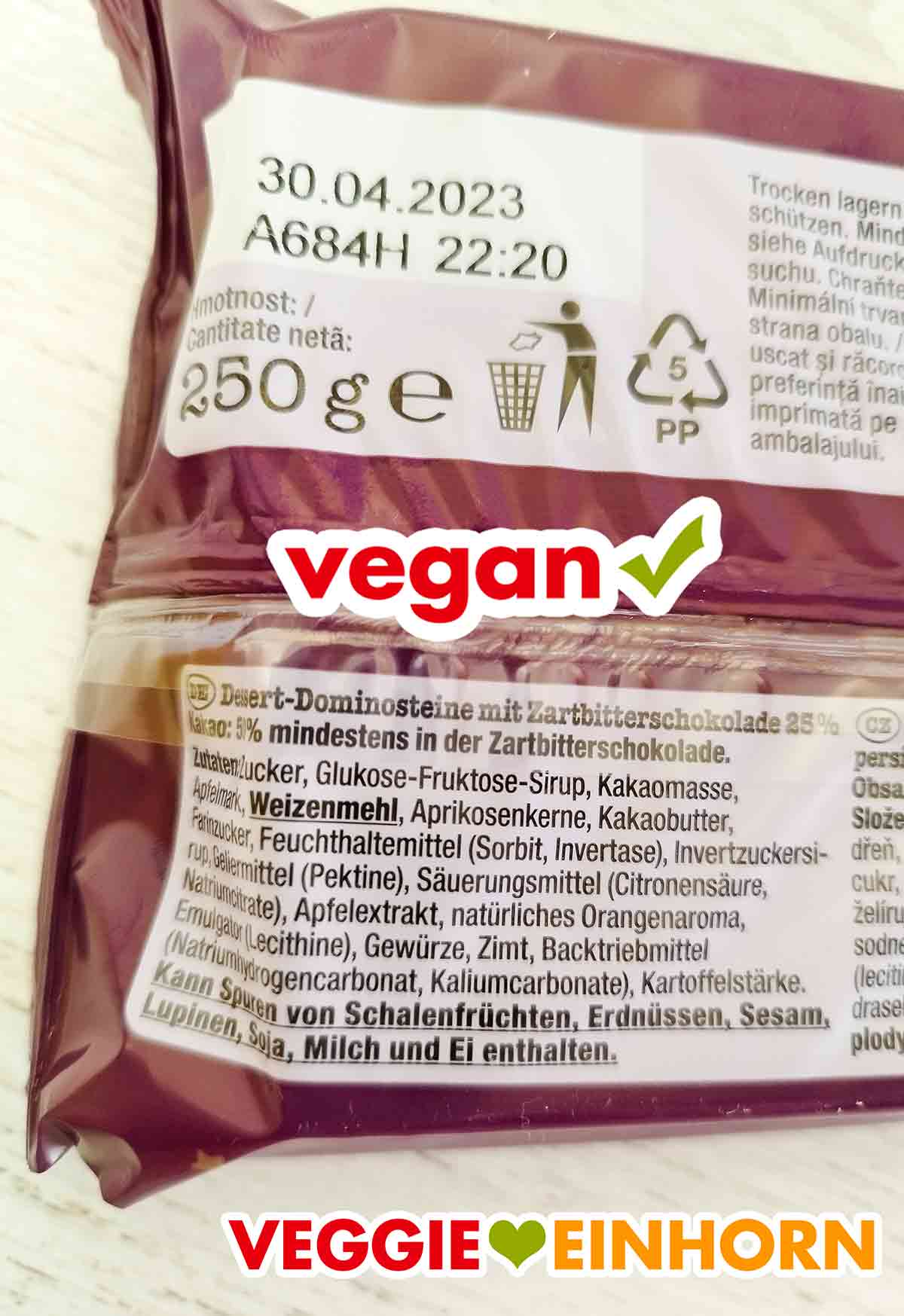 Die vegane Zutatenliste der Zartbitter Dominosteine von Penny Douceur Zutatenliste auf der Packung der veganen Dominosteine von Penny