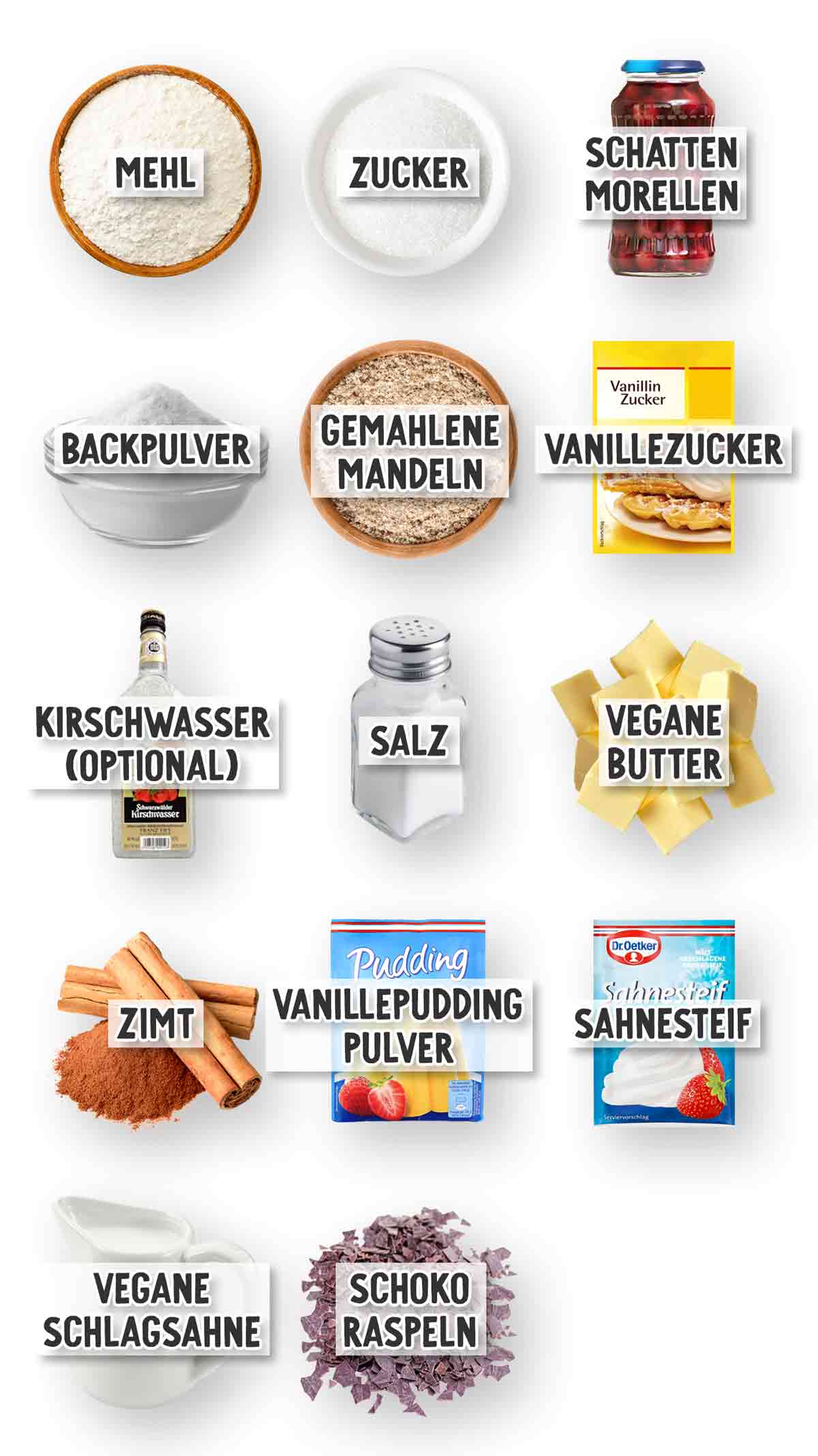 Zutaten für veganen Feuerwehrkuchen sind einzeln abgebildet und beschriftet. Zu sehen sind Mehl, Zucker, Schattenmorellen im Glas, Backpulver, gemahlene Mandeln, Vanillezucker, Kirschwasser, Salz, vegane Butter, Zimt, Vanillepuddingpulver, Sahnesteif, vegane Schlagsahne und Schokoraspeln.