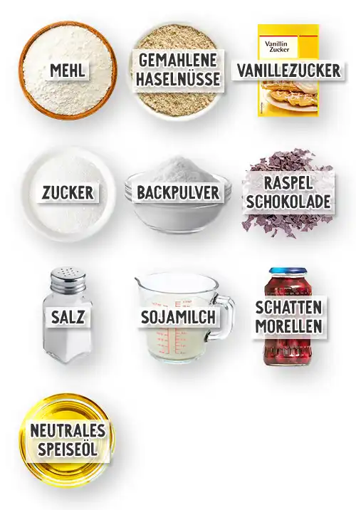 Zutaten für einen veganen Nusskuchen mit Kirschen: Mehl, gemahlene Haselnüsse, Vanillezucker, Zucker, Backpulver, vegane Raspelschokolade, Salz, Sojamilch, Schattenmorellen und neutrales Speiseöl – in einzelnen Schalen und Behältern nebeneinander angeordnet.