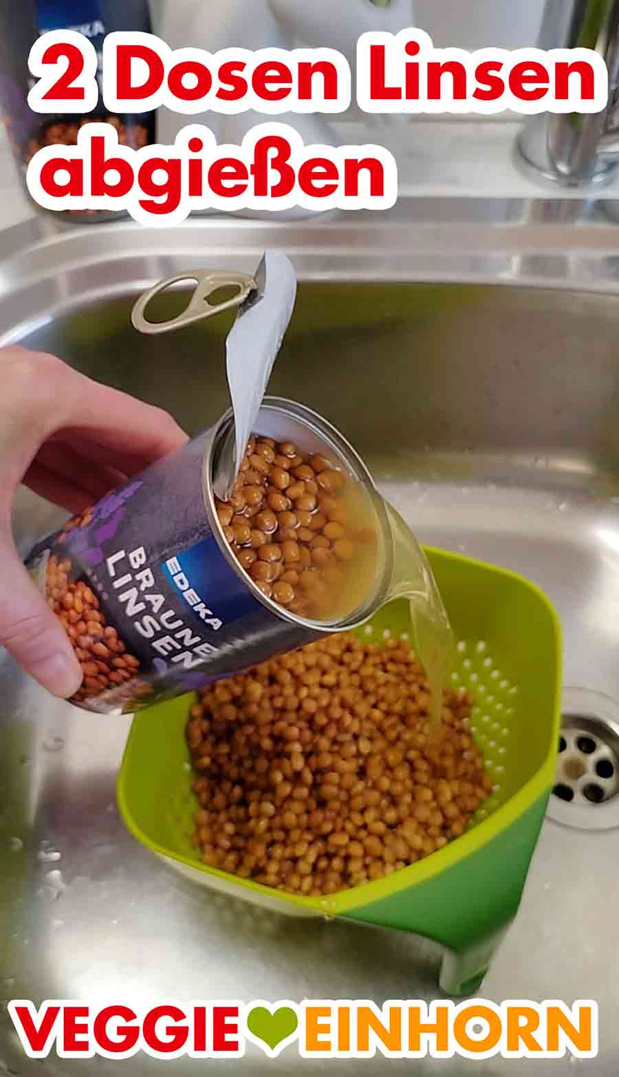 Die Dosenlinsen abgießen, aber nicht abspülen. Linsen aus der Dose abgießen in einen kleinen Durchschlag in der Spüle.
