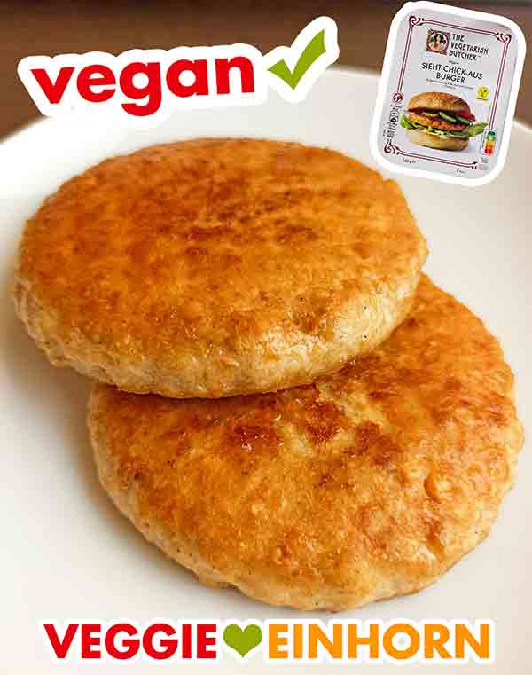 Zwei fertig zubereitete vegane Sieht-Chick-Aus Burger auf einem Teller Fertig gebratene vegane Chicken Burger von The Vegetarian Butcher