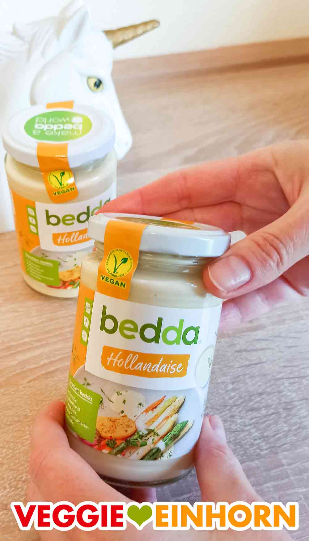 Die Sauce Hollandaise Gläser werden geöffnet. Zwei Gläser vegane Sauce Hollandaise