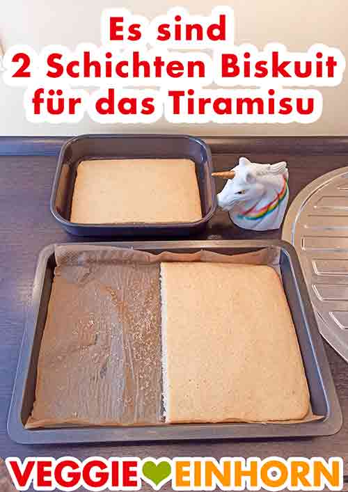 Das Rezept ergibt zwei Schichten Biskuit für Dein veganes Tiramisu. Auflaufform mit Biskuit und die zweite Hälfte des Biskuits auf dem Backblech