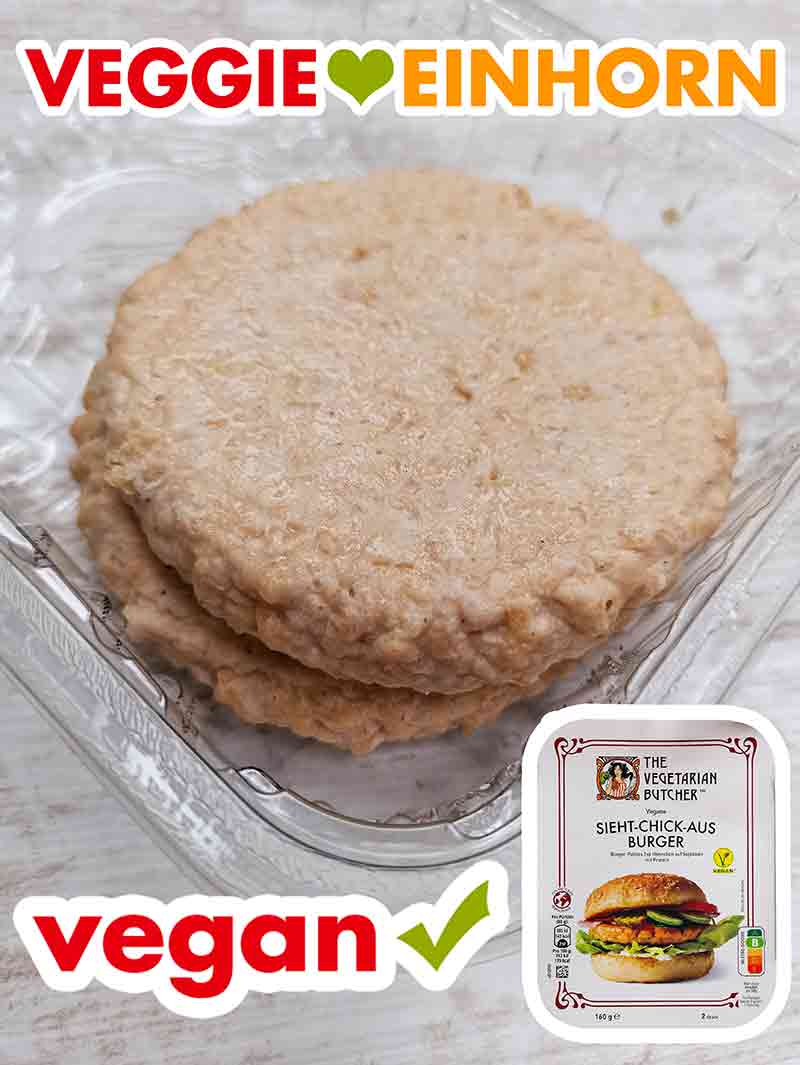 So sehen die veganen Sieht-Chick-Aus Burger vor der Zubereitung aus. Nahaufnahme von zwei veganen Chicken Burgern in der geöffneten Packung
