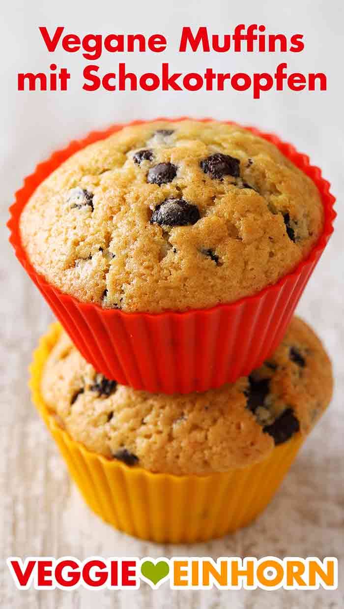 Die veganen Muffins mit Schokotropfen sind saftig und lecker. Zwei vegane Muffins mit Schokotropfen