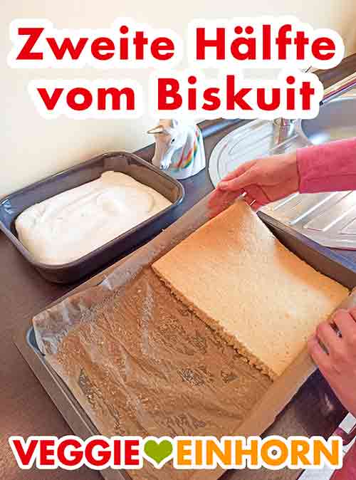 Jetzt kommt die andere Biskuit Schicht. Die zweite Hälfte vom Biskuit auf dem Backblech mit Backpapier
