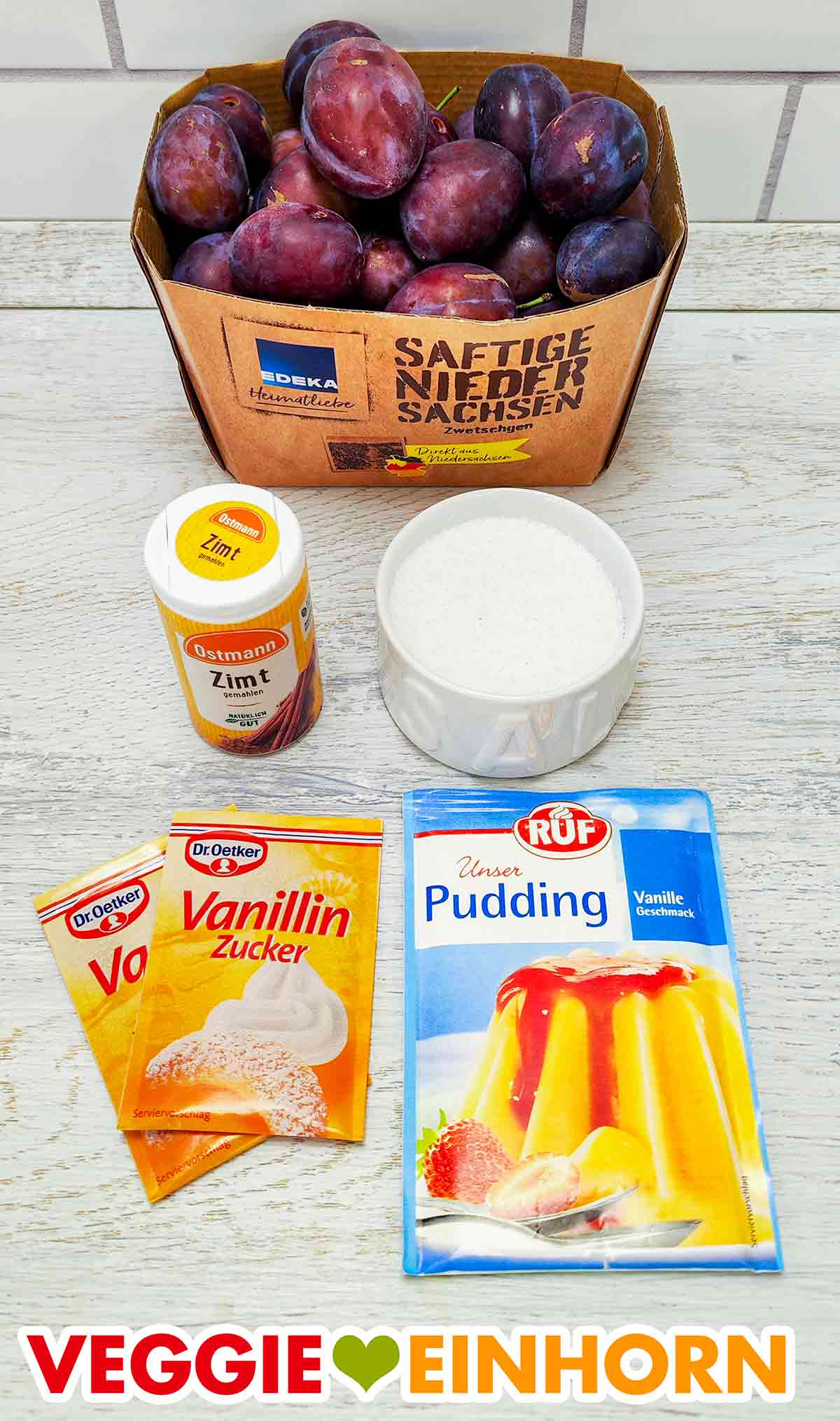Zwetschgen von Edeka, Ostmann Zimt, Salz, Dr. Oetker Vanillinzucker, RUF Vanille Puddingpulver Pflaumen, Zimt, Salz, Vanillezucker, Puddingpulver