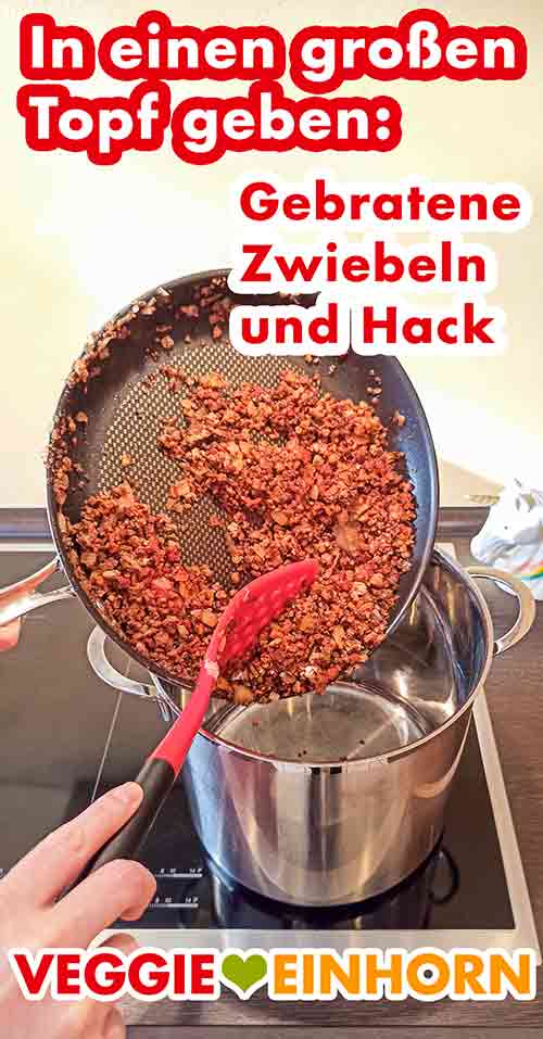 Das angebratene vegane Hackfleisch in den Topf geben Gebratenes veganes Hack wird aus der Pfanne in den Kochtopf gegeben