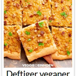 Ein Blech veganer Zwiebelkuchen