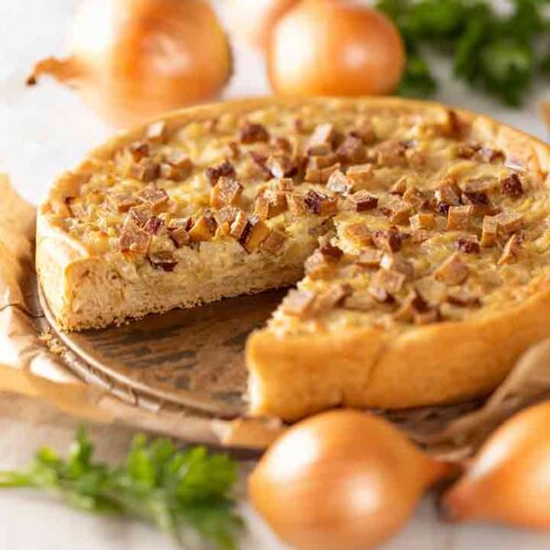 Angeschnittener veganer Zwiebelkuchen