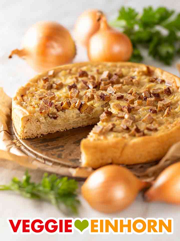Angeschnittener veganer Zwiebelkuchen