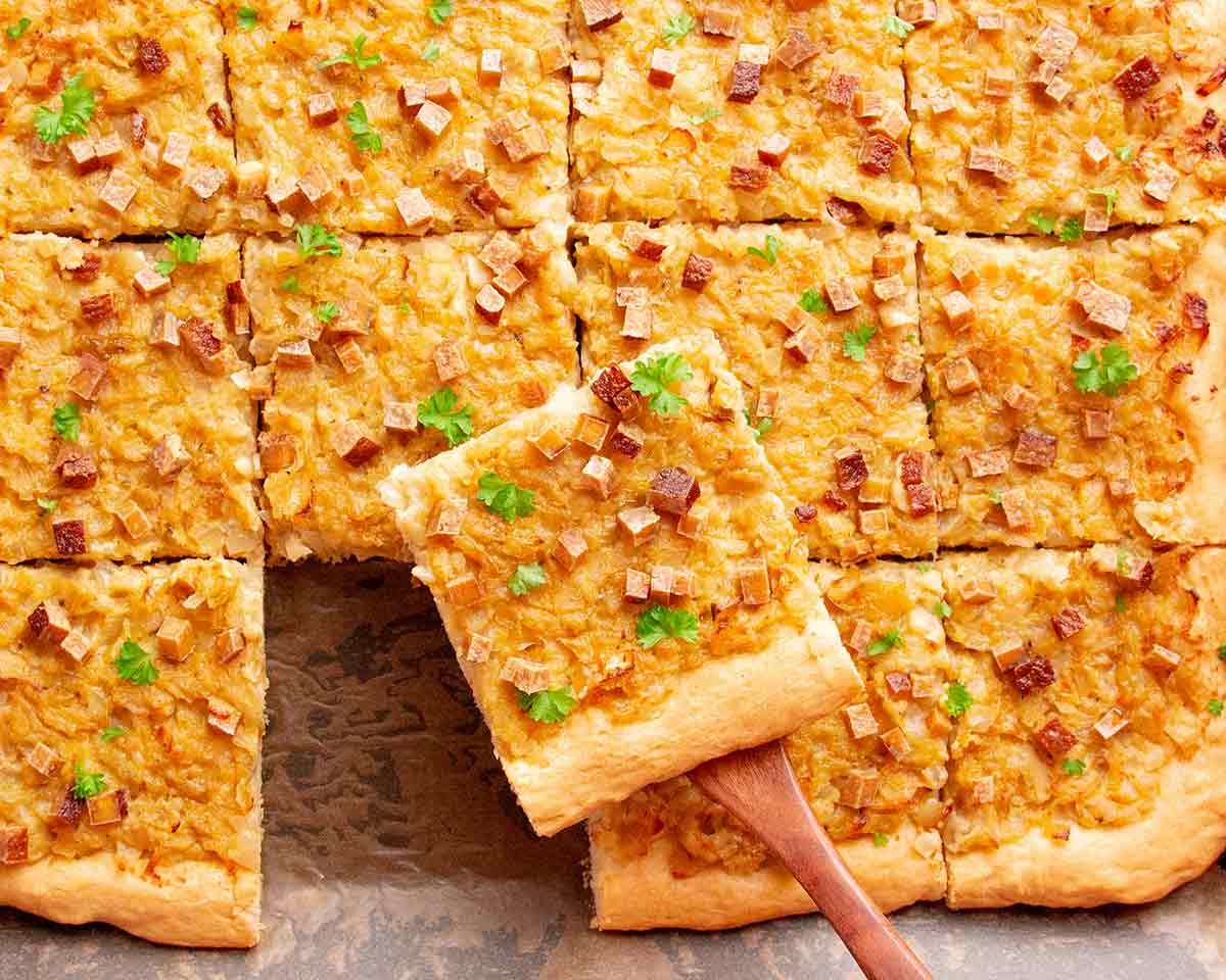 Veganer Zwiebelkuchen vom Blech mit Hefeteig