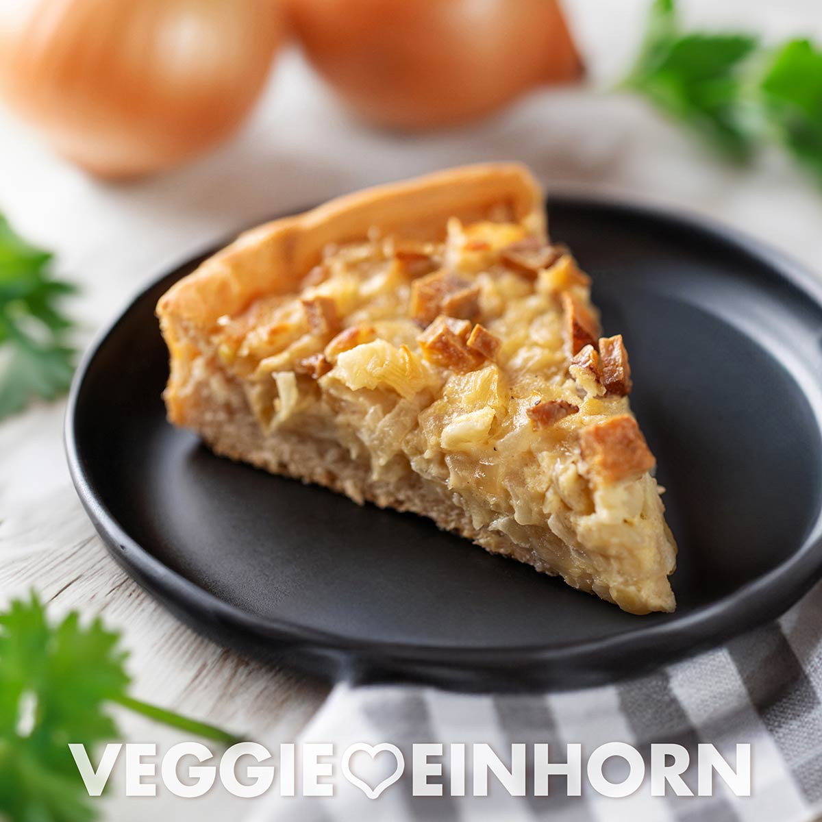 Ein Stück veganer Zwiebelkuchen