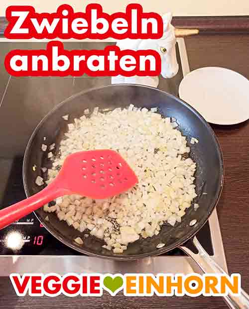 Zwiebeln braten Zwiebelwürfel in der Pfanne anbraten