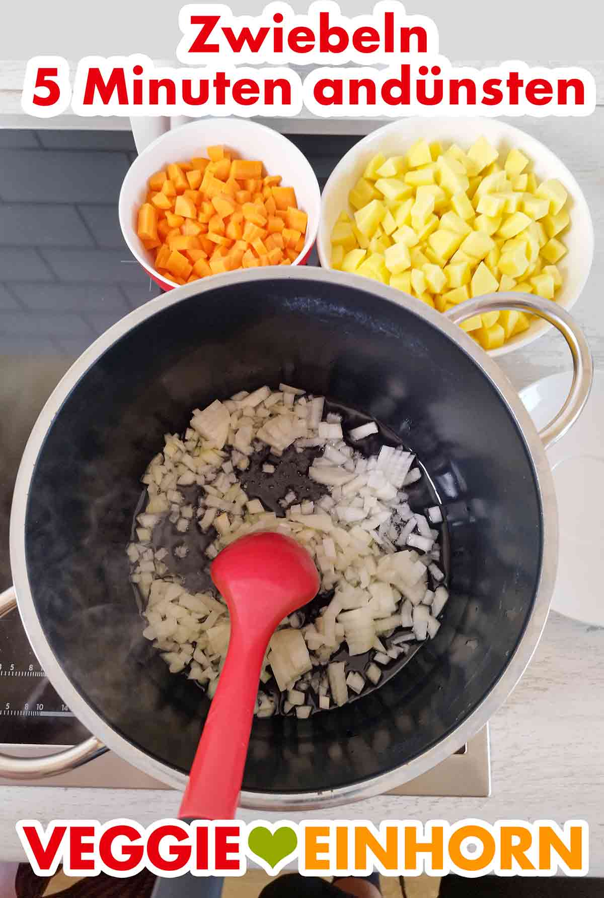 Andünsten der Zwiebeln Zwiebelwürfel dünsten in Öl