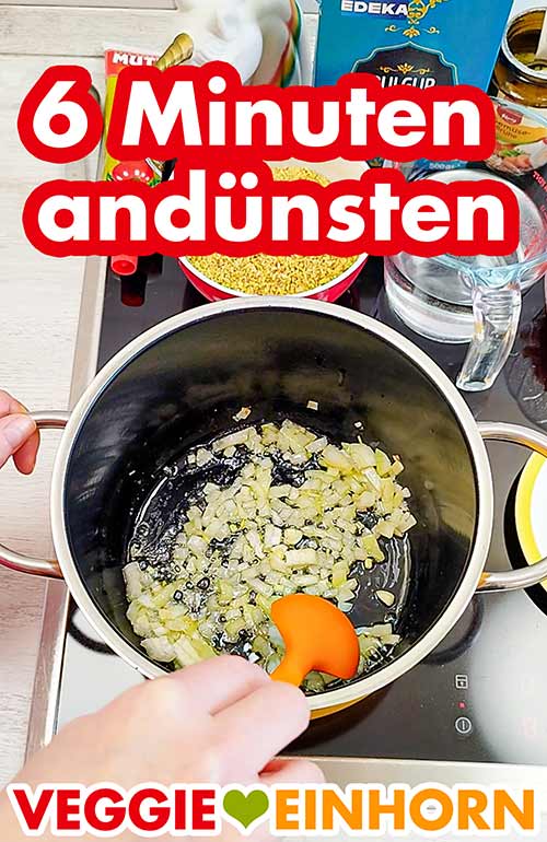 Die Zwiebeln 6 Minuten andünsten. Andünsten der Zwiebelwürfel in veganer Butter