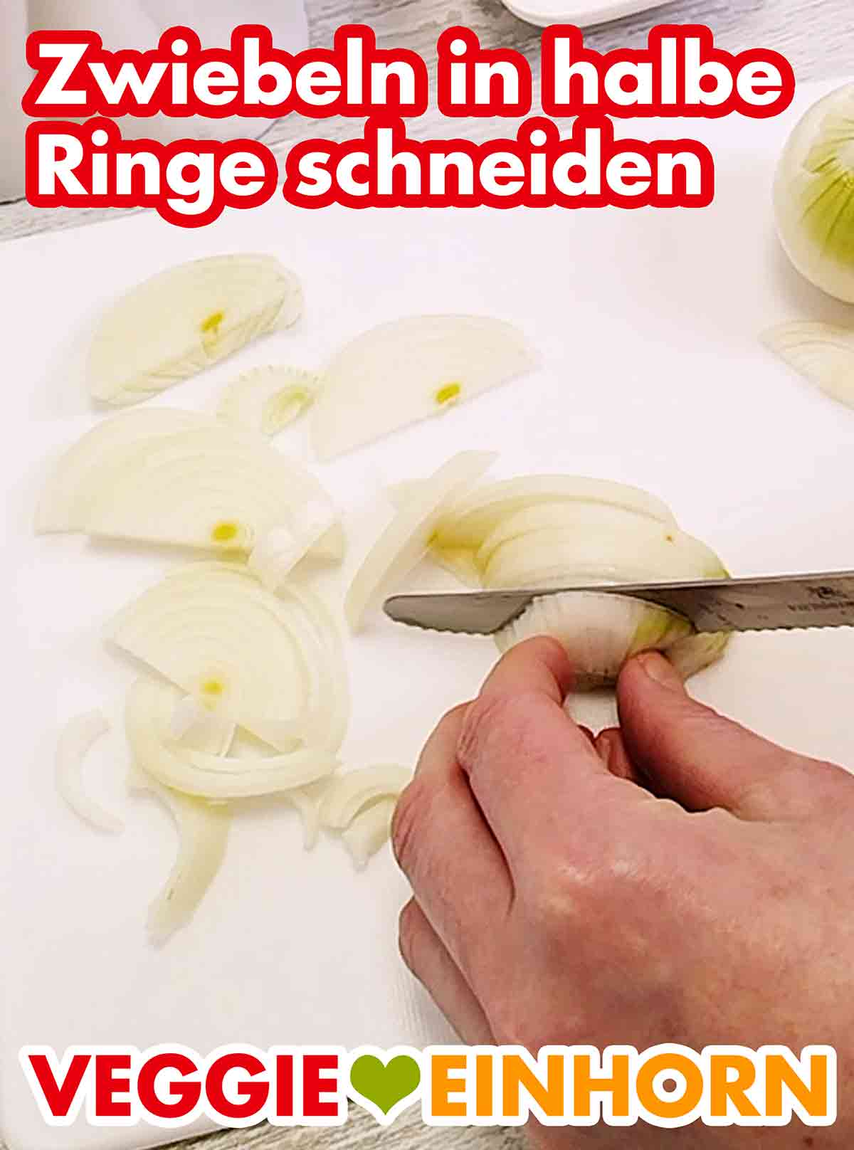 Die Zwiebeln je nach Größe in halbe oder viertel Ringe schneiden. Zwiebeln werden mit einem Messer in Halbringe geschnitten