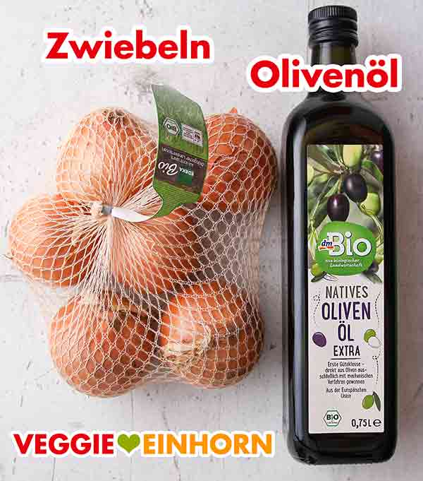 Zwiebeln und Olivenöl von dm Bio Ein Netz mit Zwiebeln und eine Flasche Olivenöl