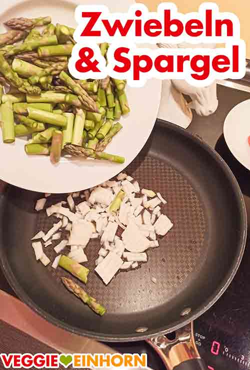 Zwiebeln und grüner Spargel kommen in die Pfanne zu dem erhitzten Bratöl. Grünen Spargel in die Pfanne zu den Zwiebelwürfeln geben.