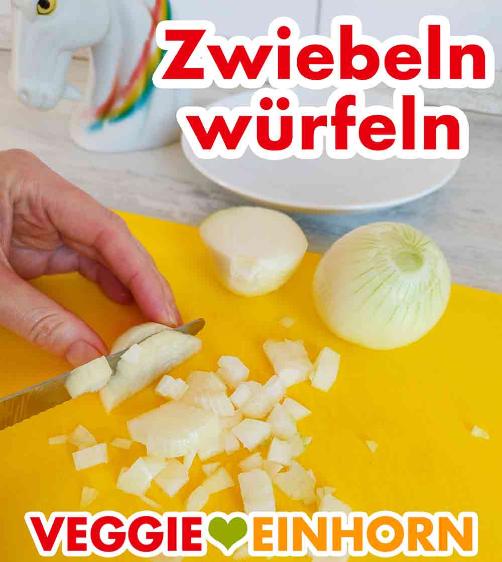 Die Zwiebeln werden gewürfelt. Zwiebeln würfeln