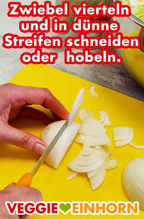 Schneiden der Zwiebelstreifen Eine Zwiebel wird in dünne Streifen geschnitten
