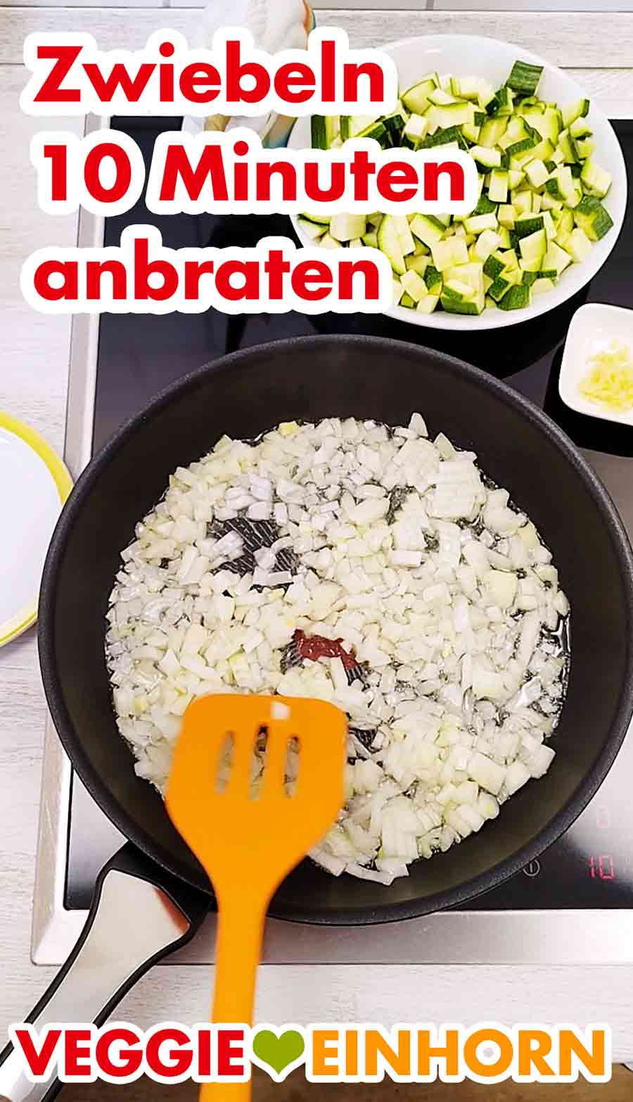 Die Zwiebeln 10 Minuten in Öl anbraten. Zwiebelwürfel braten in einer Pfanne