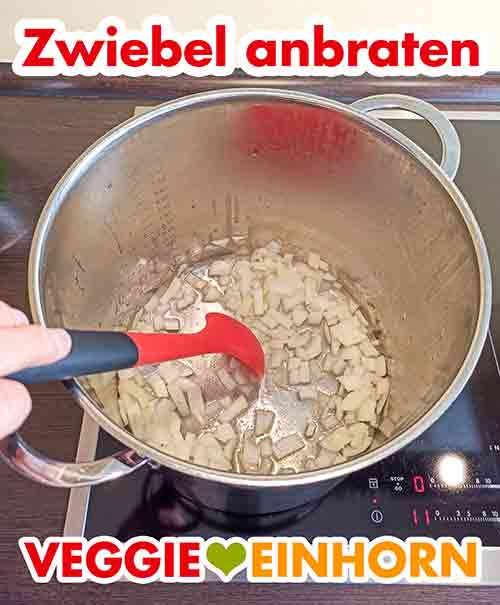 Zwiebeln anbraten Zwiebelwürfel in einem großen Topf mit Öl