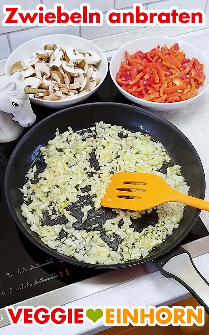 Die Zwiebeln werden gebraten. Anbraten der Zwiebelwürfel in der Pfanne