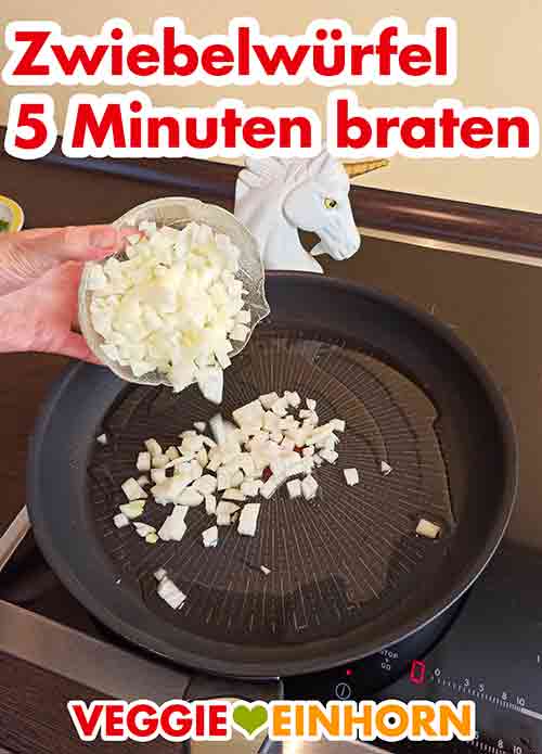 Zwiebel 5 Minuten anbraten Zwiebelwürfel werden in Pfanne mit Öl gegeben
