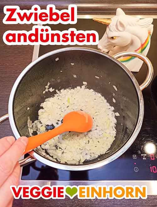 Die Zwiebelwürfel 4 Minuten mit andünsten Zwiebelwürfel im Topf