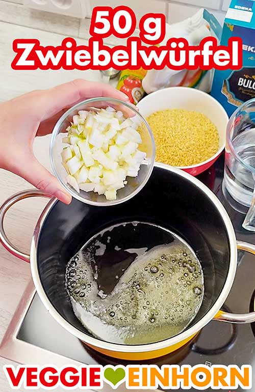 Gewürfelte Zwiebel für den Tomatenbulgur Zwiebelwürfel werden in den Topf mit veganer Butter gegeben