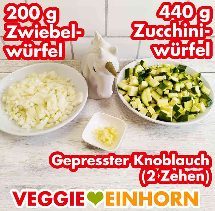 Das Gemüse ist vorbereitet für die Lasagne. Zwiebelwürfel, Zucchiniwürfel, gepresster Knoblauch